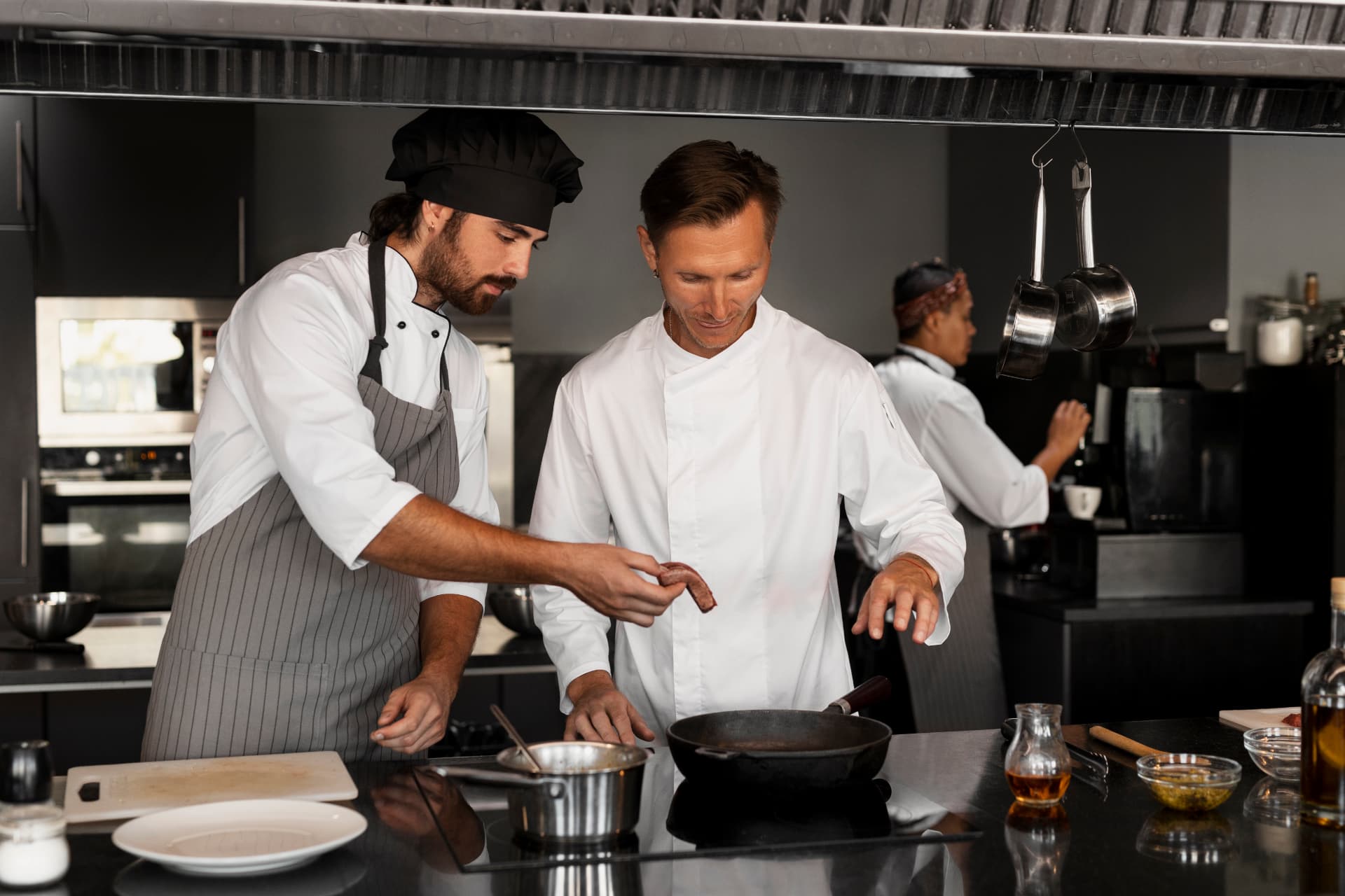 Equipo de cocina trabajando en el pase durante un servicio